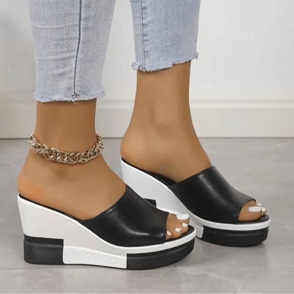 Black and white wedge slides - Picture 2 of 3